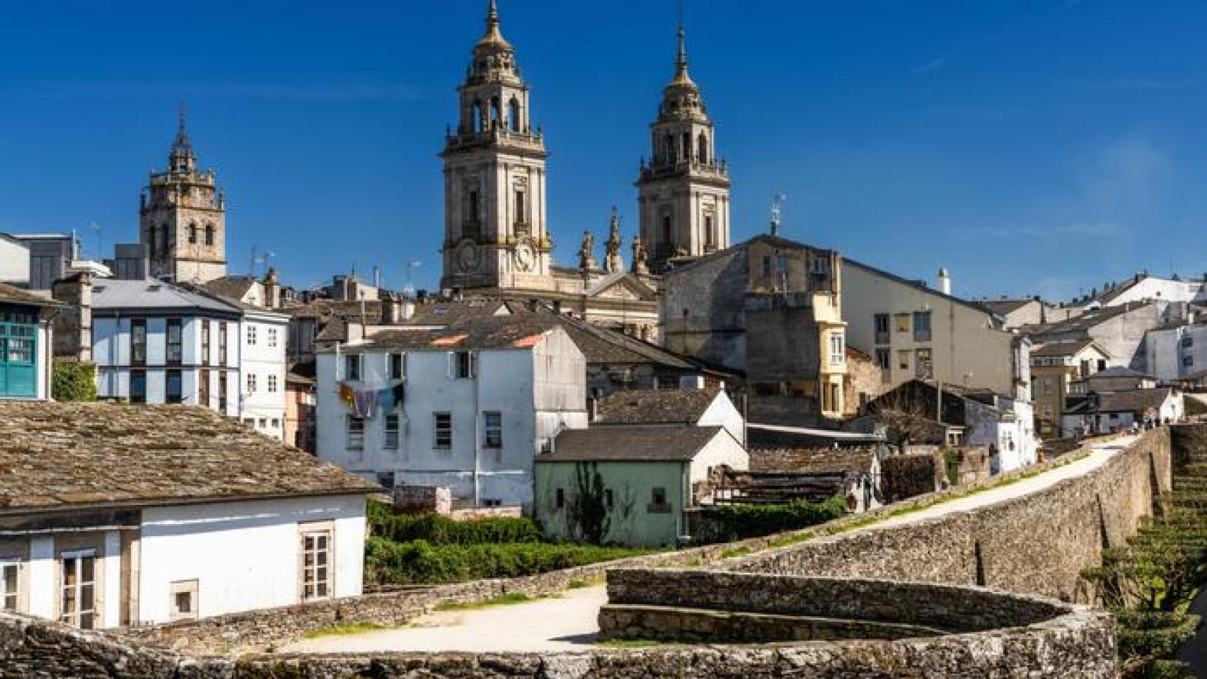 La muralla romana de Lugo junto a la catedral.