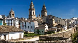 La muralla romana de Lugo junto a la catedral.