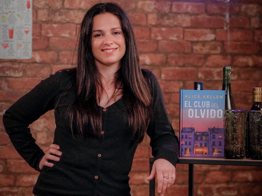 Alice Kellen, con su nuevo libro, 'El Club del Olvido'.