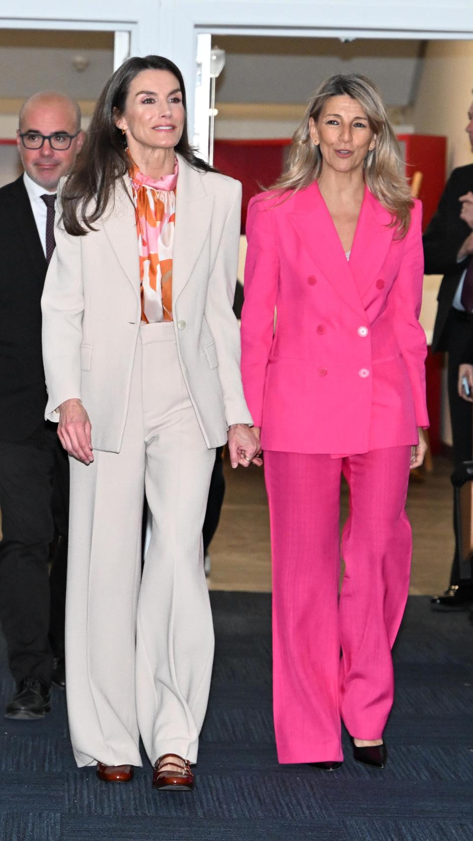 Letizia y Yolanda Díaz, ambas de traje.