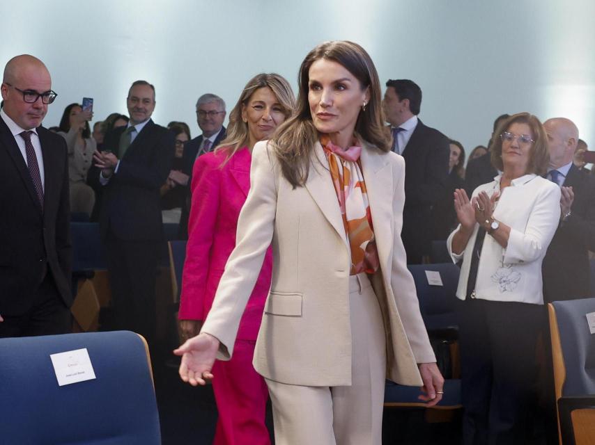 La Reina es aplaudida a su entrada.