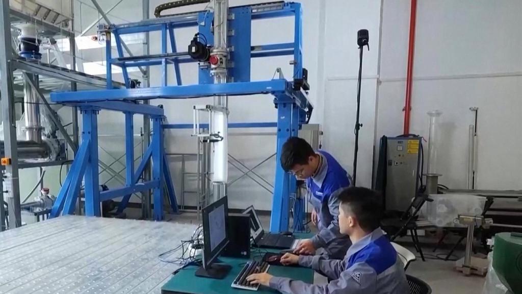 Ingenieros de la SJTU trabajando en el diseño de la isla flotante.