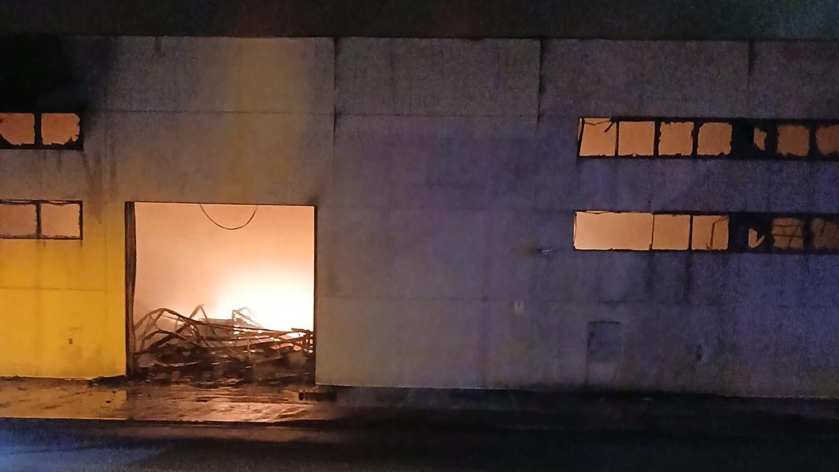 Un incendio afecta a parte de una empresa en el polígono Espíritu Santo, en Bergondo (A Coruña)