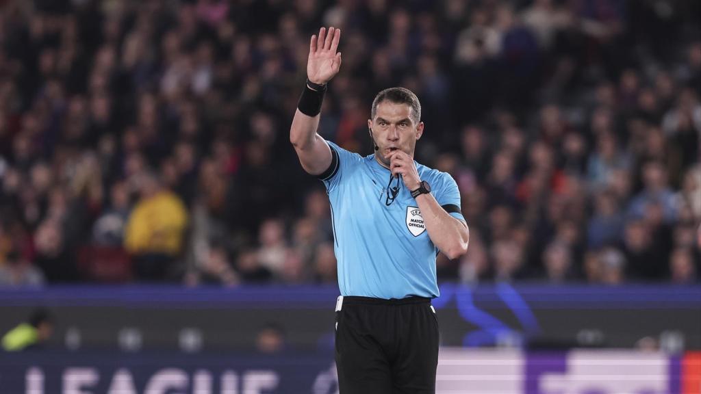 El árbitro Istvan Kovacs, durante el Barça - Atleti