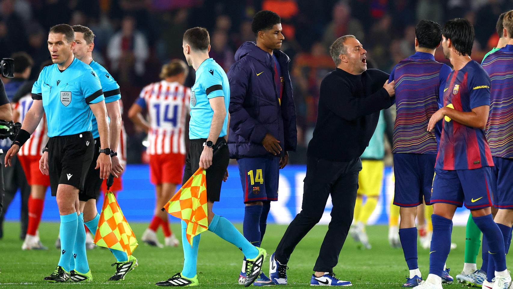 Flick aleja a Cancelo del árbitro Kovacs y sus asistentes tras el Barça - Atleti