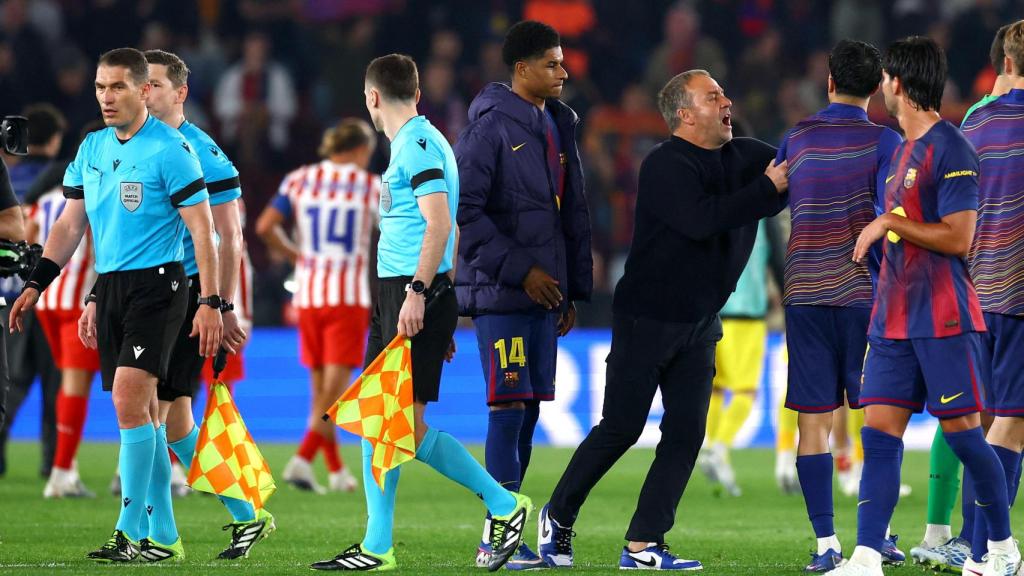 Flick aleja a Cancelo del árbitro Kovacs y sus asistentes tras el Barça - Atleti