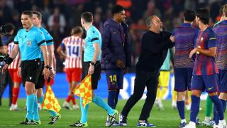 Flick aleja a Cancelo del árbitro Kovacs y sus asistentes tras el Barça - Atleti