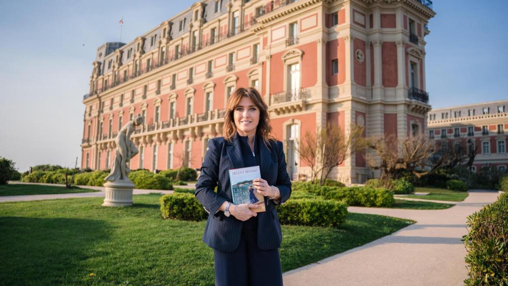 Helena Resano junto a su novela 'Las Rutas del Silencio' en el Hôtel du Palais de Biarritz.