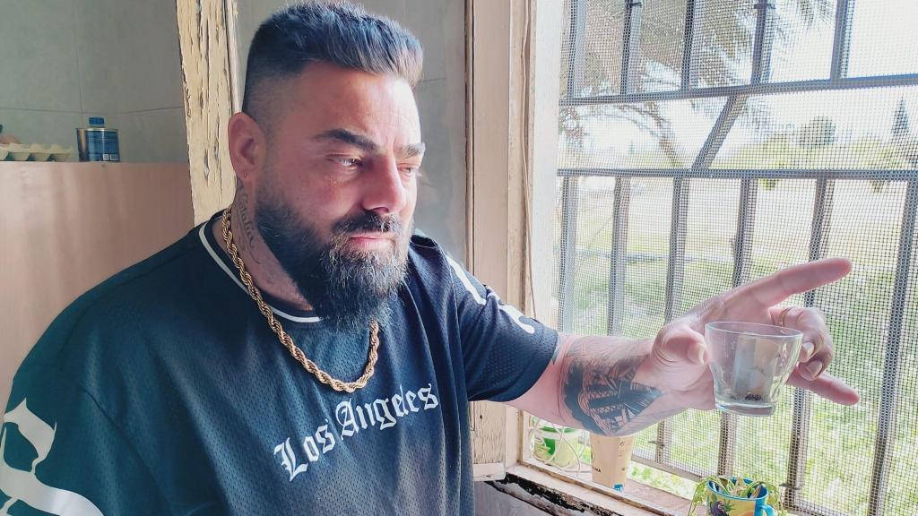 Manuel Moreno, este miércoles, mostrando un vaso donde asegura que su exmujer ha hecho brujería antes de secuestrar a su hija.