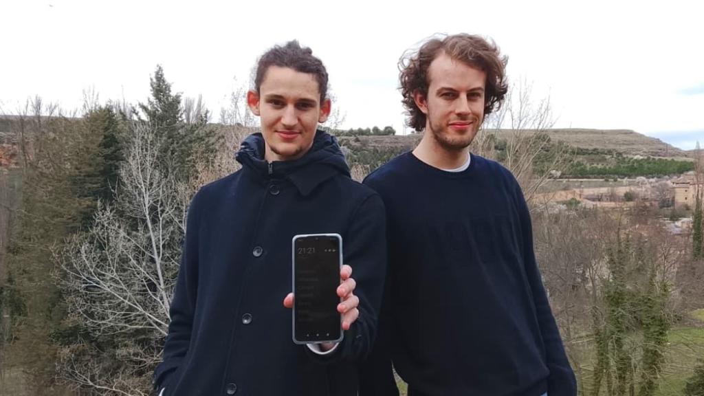 Juan García y Arturo Francisco Barbero posan con su teléfono móvil creado en Segovia
