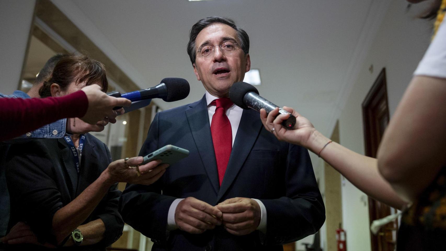 El ministro de Asuntos Exteriores, José Manuel Albares, este jueves en el Congreso, atendiendo a la prensa.