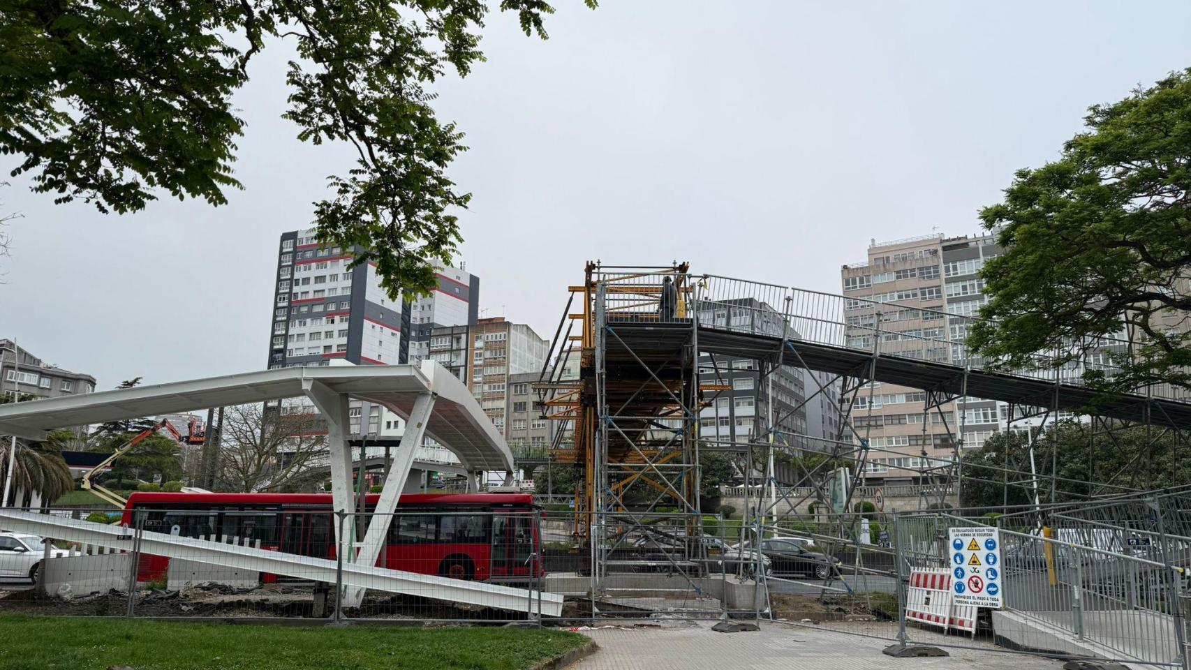 La instalación de la pasarela definitiva entre estaciones en Alfonso Molina continúa avanzando