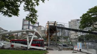 La instalación de la pasarela definitiva entre estaciones en Alfonso Molina continúa avanzando
