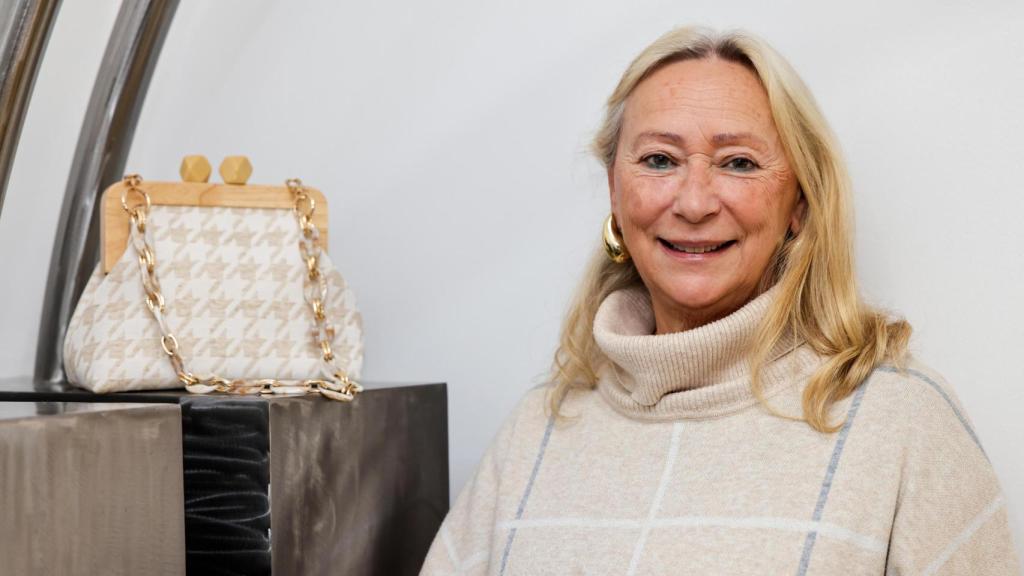 Cristina posa para EL ESPAÑOL de Castilla-La Mancha con uno de sus bolsos y destaca el volumen de encargos que recibe en etapas de eventos como la primavera.