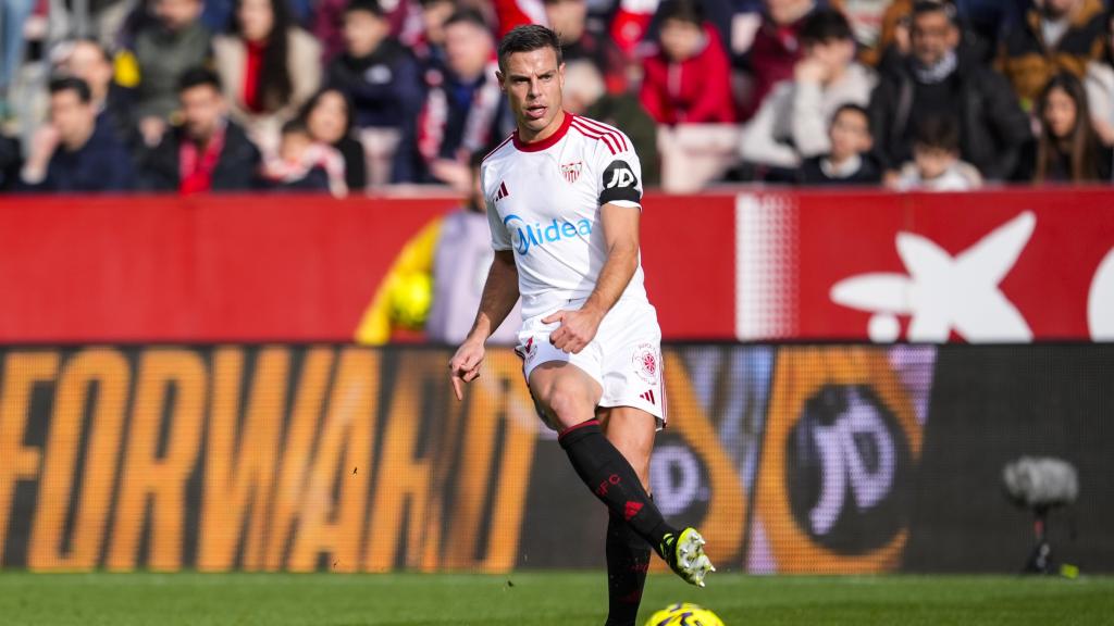 César Azpilicueta juega con el Sevilla.