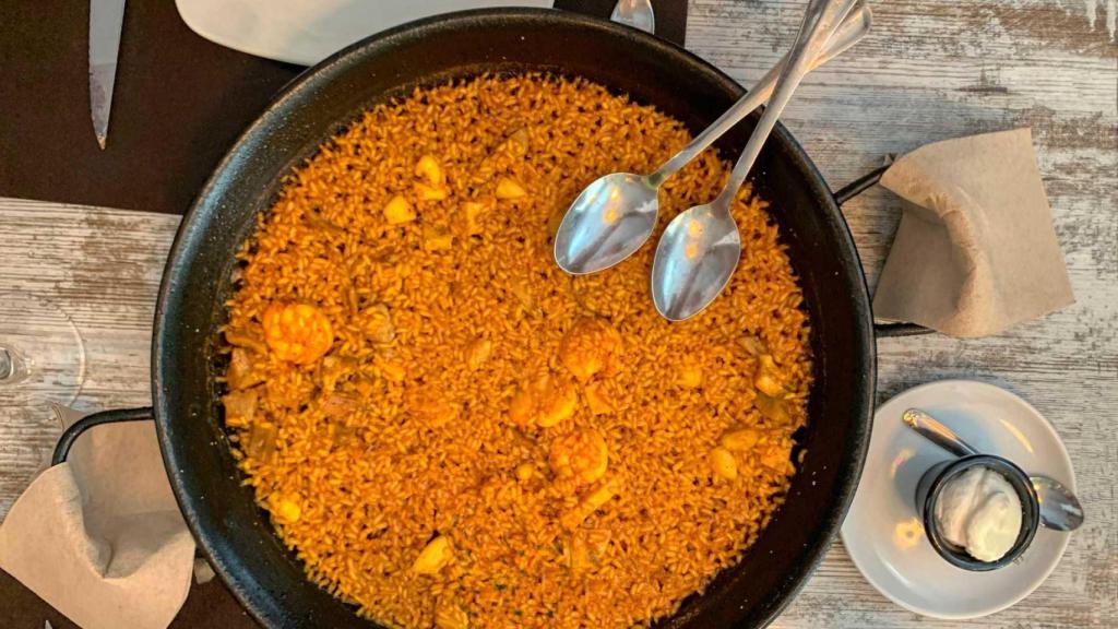 Arroz a banda acompañado de alioli.