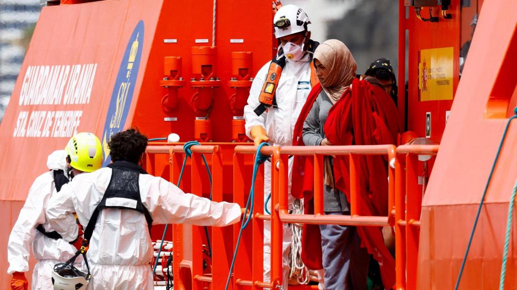 Equipos de rescate ayudan a personas que llegaban a las costas.