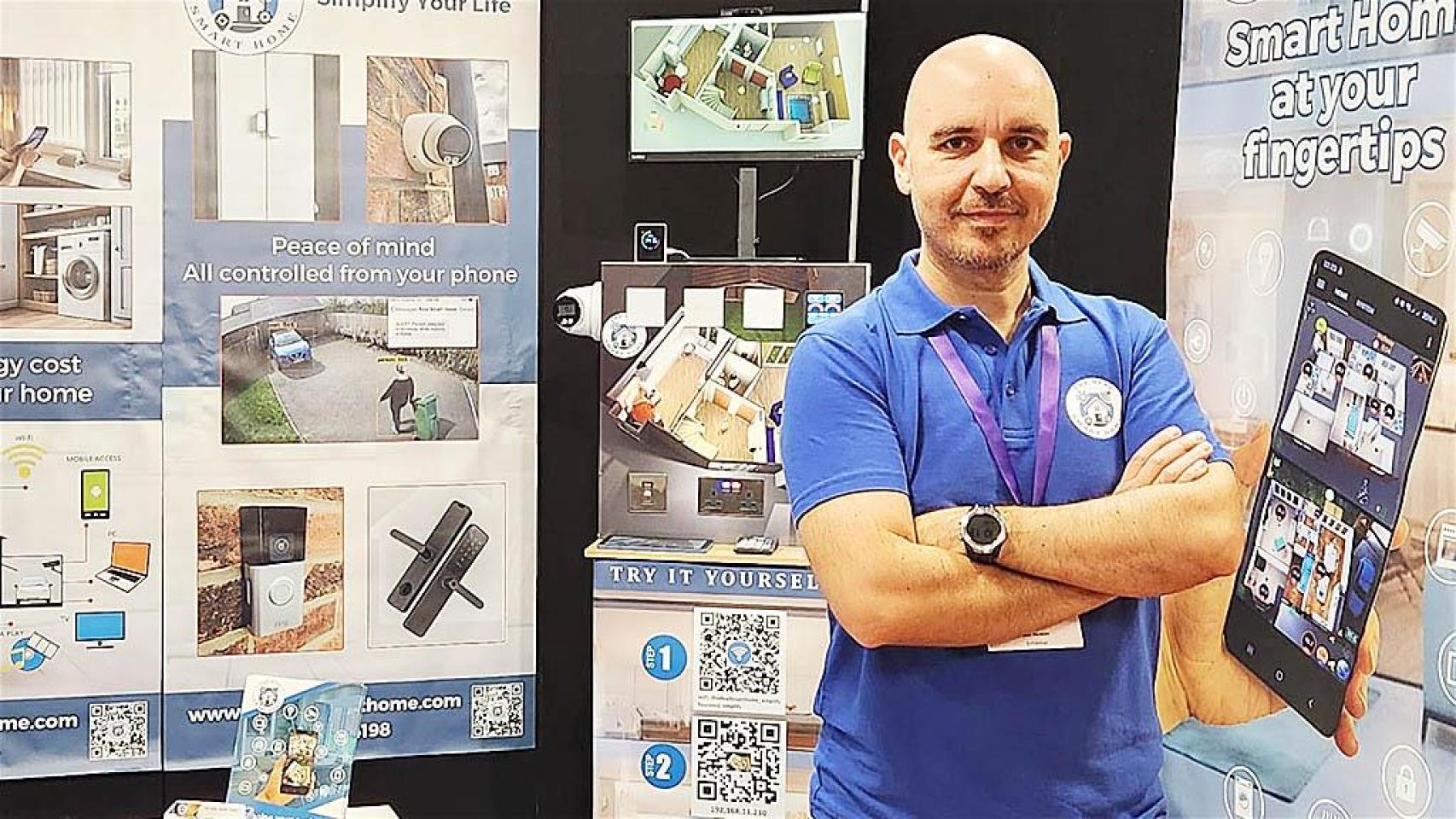 El ingeniero Victor Alonso atiende a EL ESPAÑOL de Castilla y León.