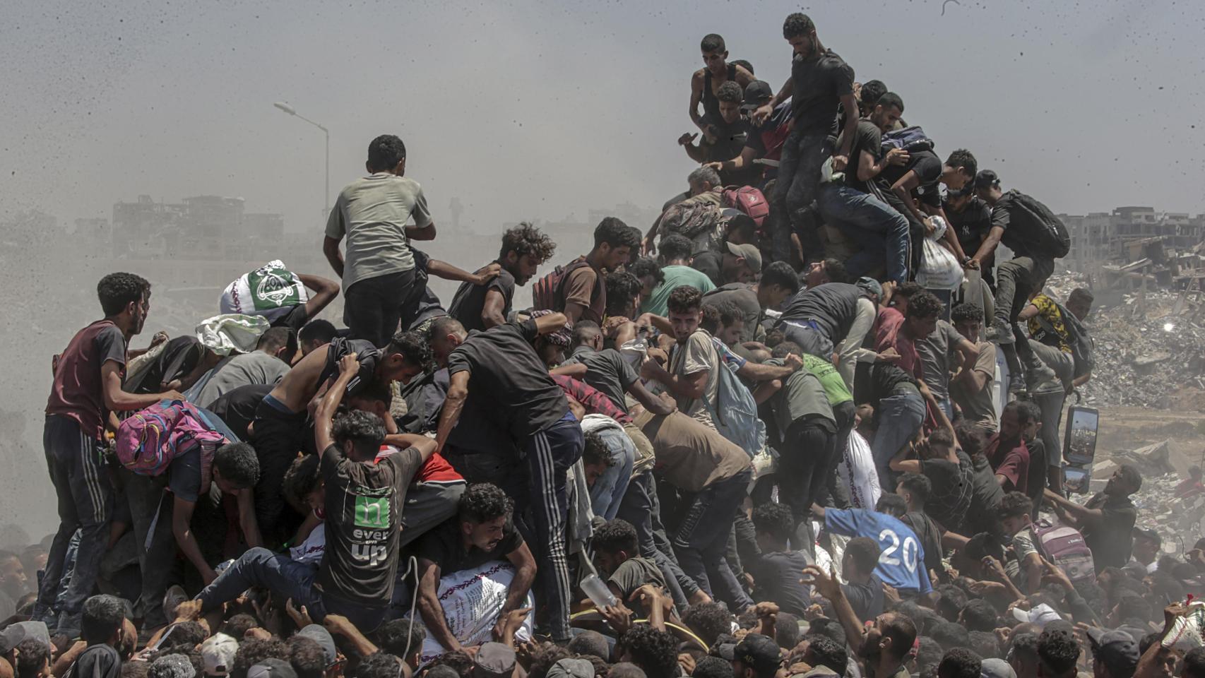 Palestinos se apresuran a obtener sacos de harina de un camión de ayuda cerca de un punto de distribución de alimentos en Zikim, después de que el ejército israelí declarara una pausa táctica en las operaciones militares, en el norte de la Franja de Gaza, el 27 de julio de 2025). Esta imagen, del fotógrafo de EPA Images Mohammed Saber, ha ganado un premio World Press Photo 2026 en la categoría individual de Asia Occidental, Central y Meridional. Foto: EFE/EPA/MOHAMMED SABER