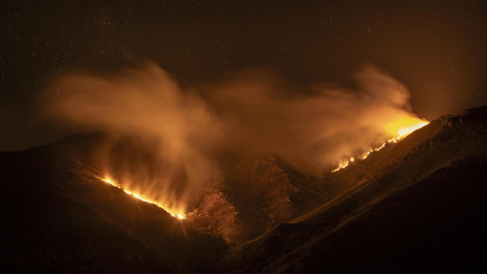 El incendio de Larouco, el peor registrado en la historia de Galicia, arde durante toda la noche mientras las llamas alcanzan O Courel, una sierra de gran biodiversidad. Sierra de O Courel, Galicia, España, 19 de agosto de 2025. Foto ganadora del World Press Photo 2026 en la categoría Reportajes Gráficos, región Europa. Foto: Brais Lorenzo, EFE, Revista 5W, El País
