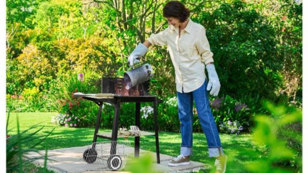 Barbacoa de carbón con ruedas.