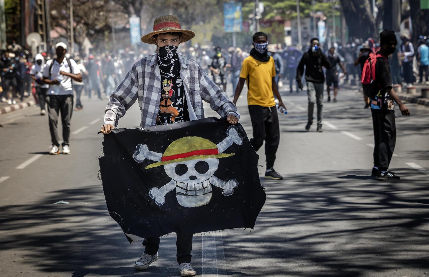 Un estudiante sostiene la bandera adoptada por los manifestantes de la Generación Z en todo el mundo. El símbolo proviene del manga japonés One Piece, en el que los piratas se enfrentan a gobernantes corruptos. Antananarivo, Madagascar, 9 de octubre de 2025. Foto: Luis Tato, AFP