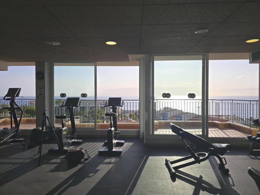 El gimnasio con vistas al mar.