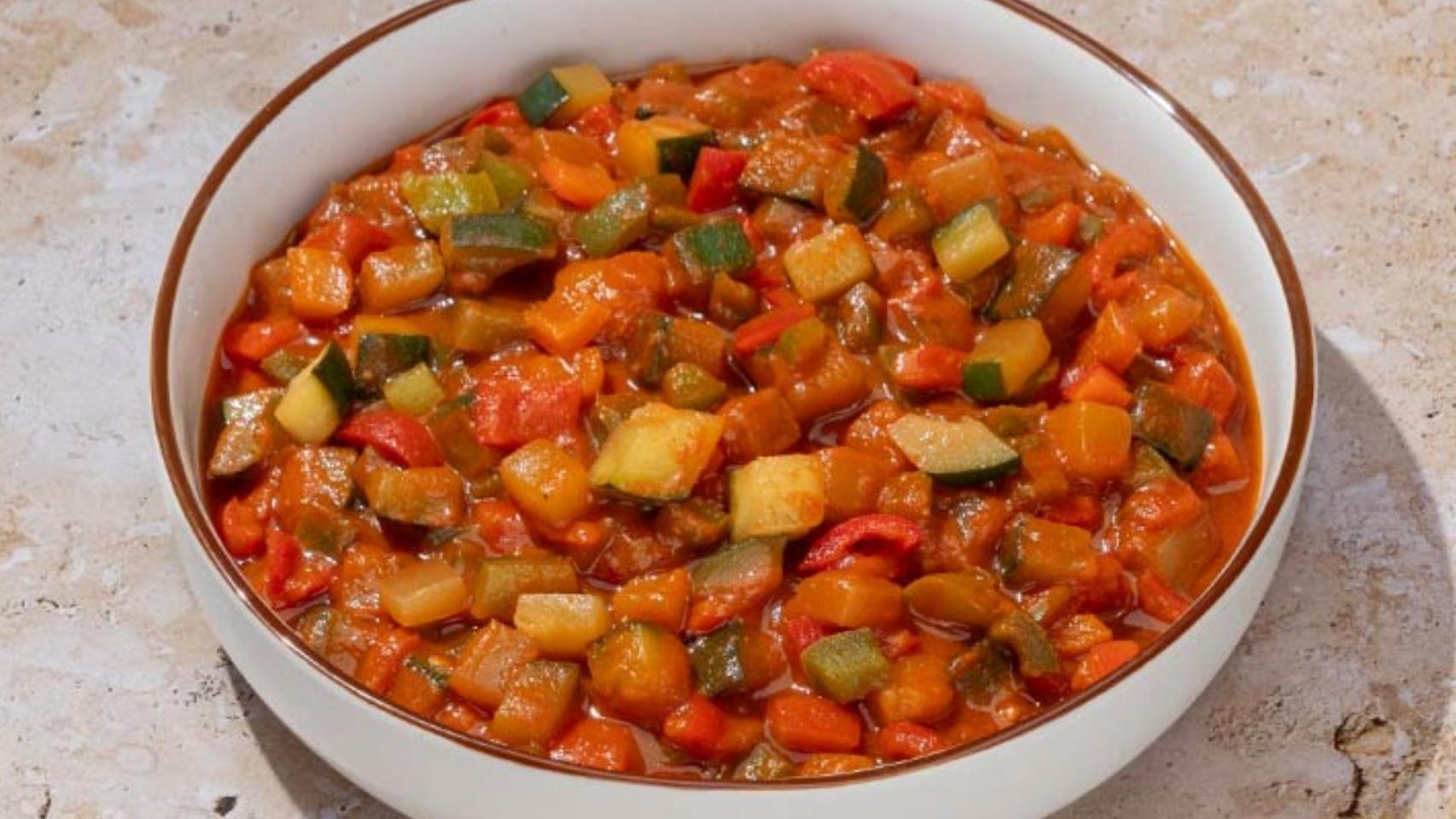 Un plato de pisto manchego que incluye calabacín.