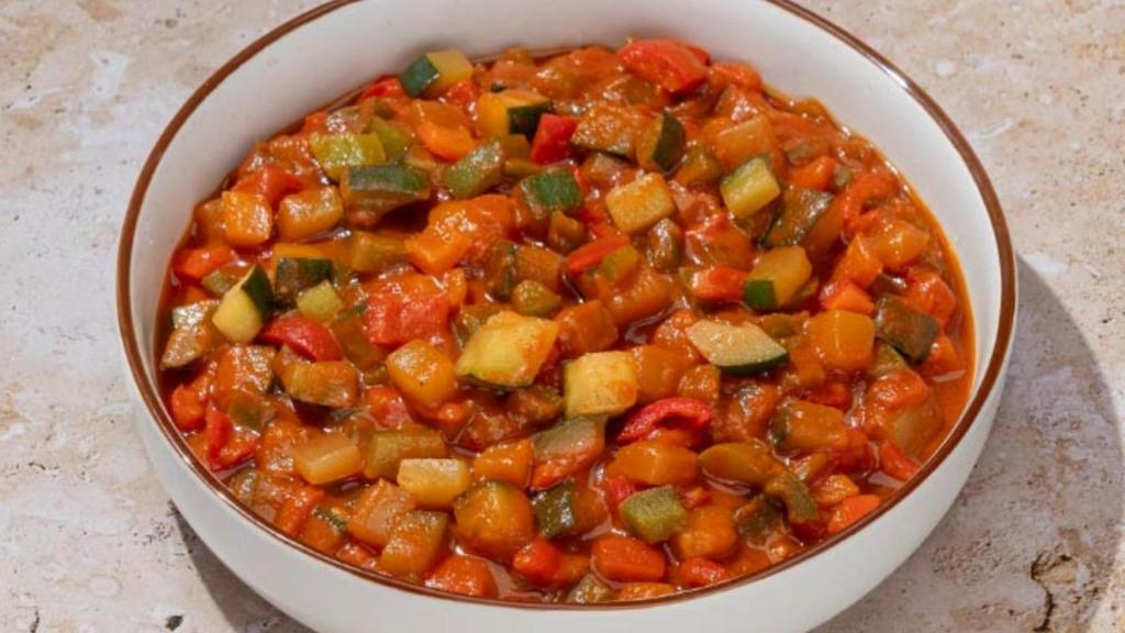 Un plato de pisto manchego que incluye calabacín.