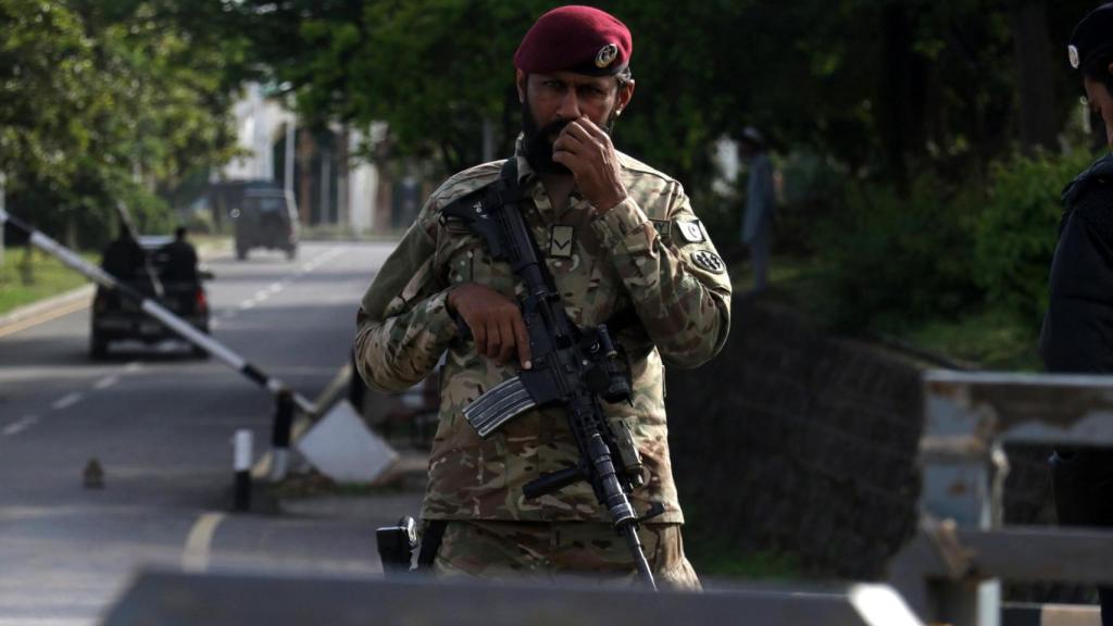 Pakistán refuerza la seguridad en la 'zona roja' diplomática de Islamabad antes de la cumbre entre EEUU e Irán.