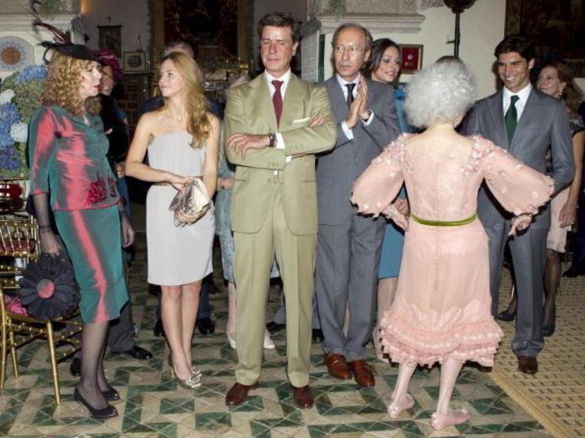 María Eugenia Fernández de Castro, Genoveva Casanova, Cayetano Martínez de Irujo, José Luis, Eva González y Cayetano Rivera en la boda de la Duquesa,