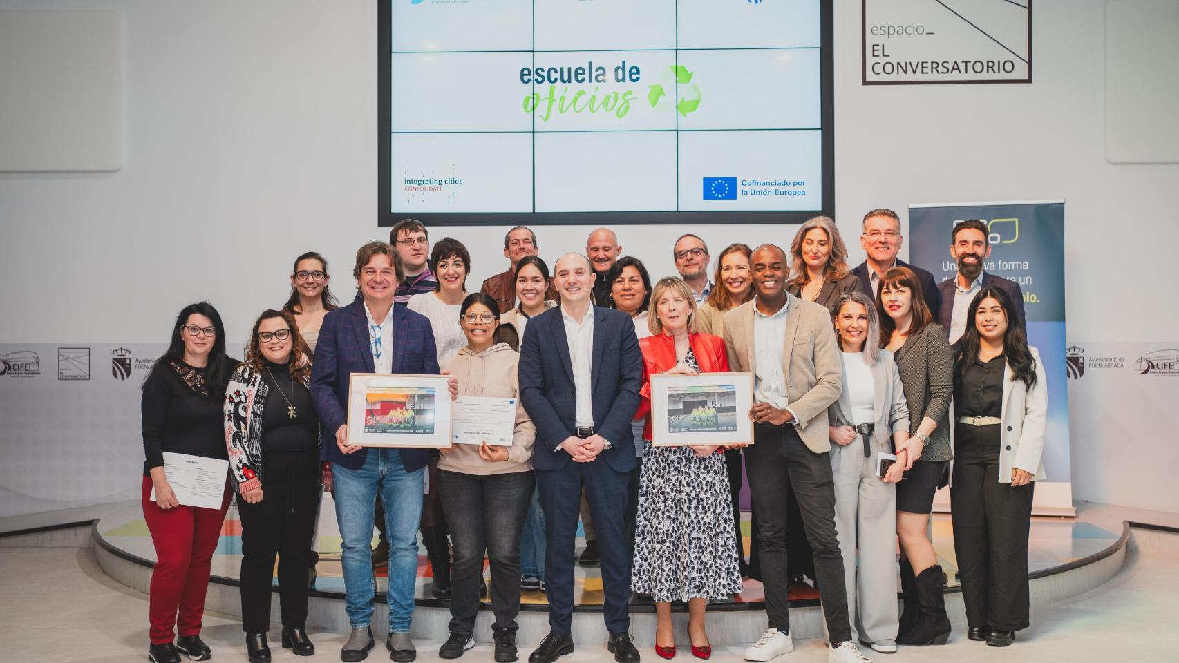 Los alumnos de la I Escuela de Oficios de Fuenlabrada reciben el diploma. Sara Fernández