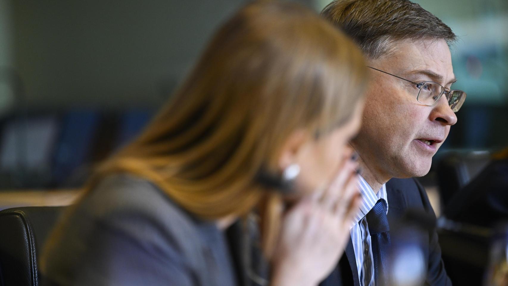 El comisario Valdis Dombrovskis, durante su comparecencia de este jueves ante la comisión de Asuntos Económicos de la Eurocámara