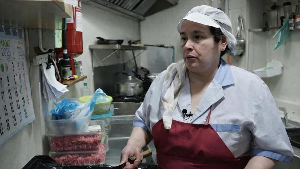 María, propietaria de un bar que sirve menús del día.