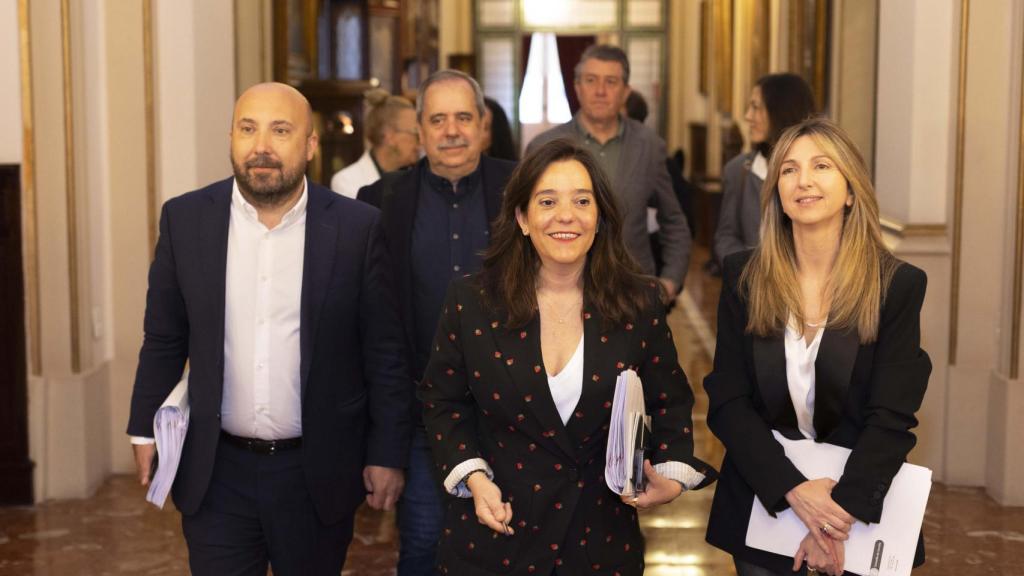 Inés Rey, en el centro, antes del comenzar el Pleno de A Coruña.
