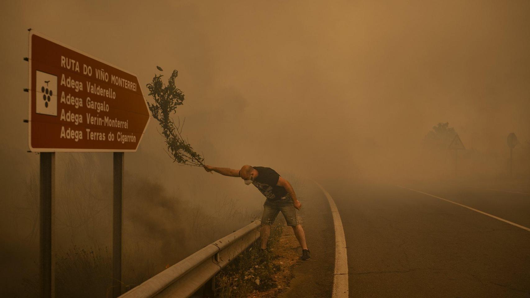 Un hombre lucha contra el fuego en Cualedro, Ourense
