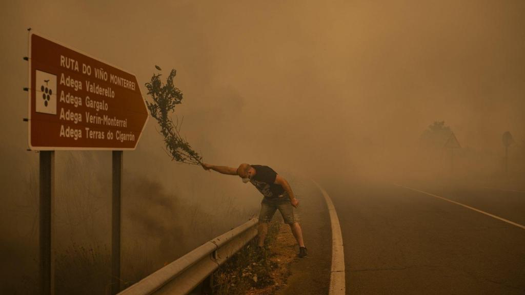 Un hombre lucha contra el fuego en Cualedro, Ourense