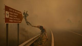 Un hombre lucha contra el fuego en Cualedro, Ourense