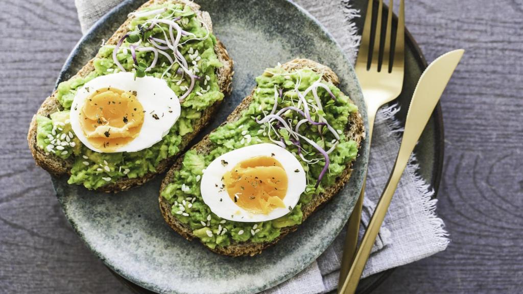 Unas tostadas con aguacate y huevo.