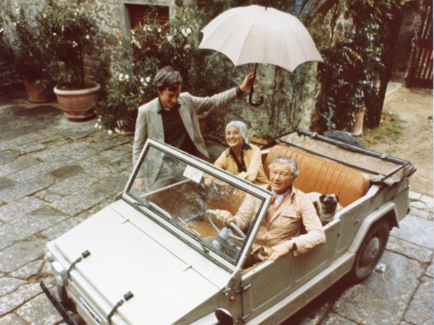 Beatrice y Grisha en un Jeep de la época.