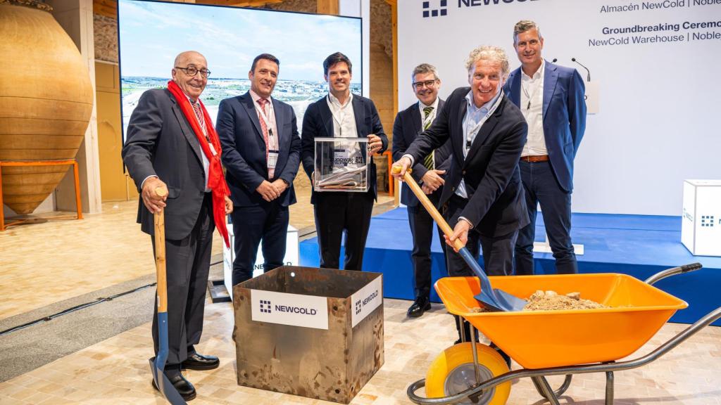 Responsables de NewCold y autoridades locales.