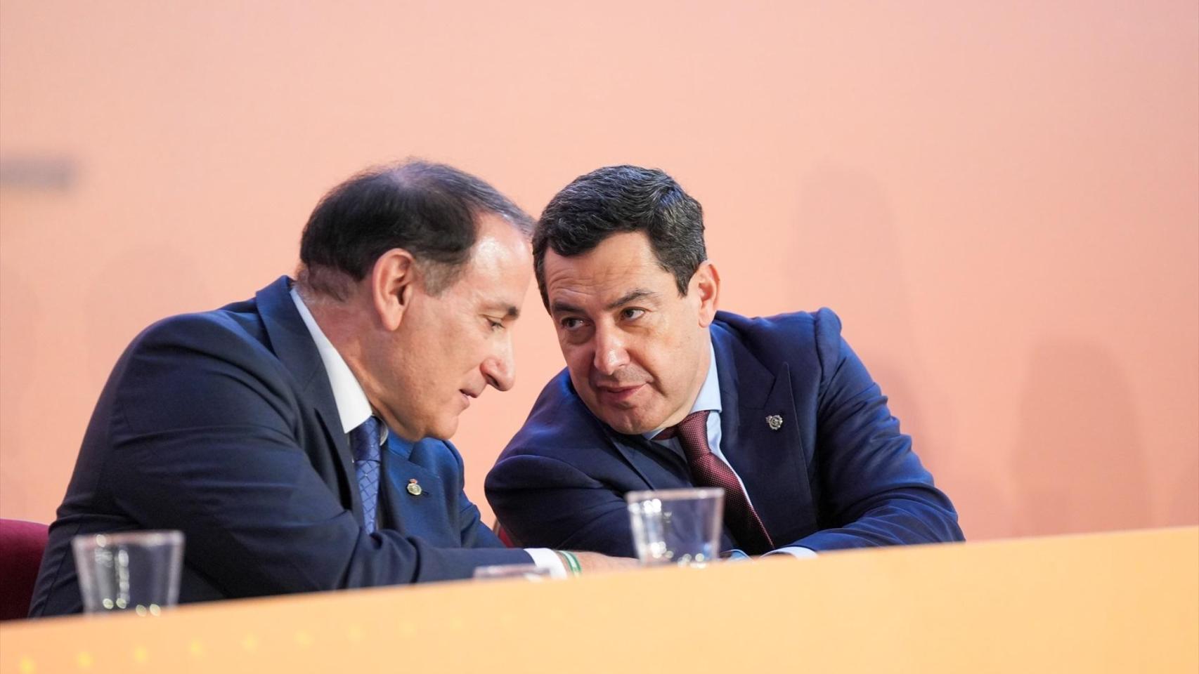 El presidente de la Junta de Andalucía, Juanma Moreno, junto al presidente de la CEA, Javier González de Lara, en una imagen de archivo.