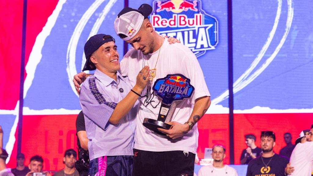 Gazir dándole el trofeo a Bnet en la Final Nacional de 2025.