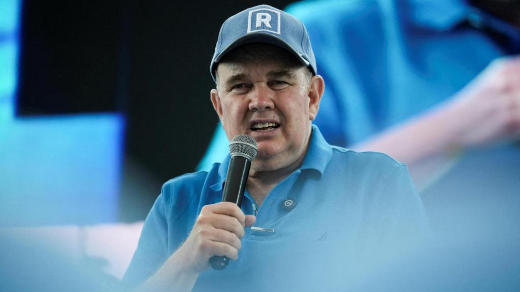 Rafael López Aliaga, candidato a la presidencia de Perú, en un mitin electoral.