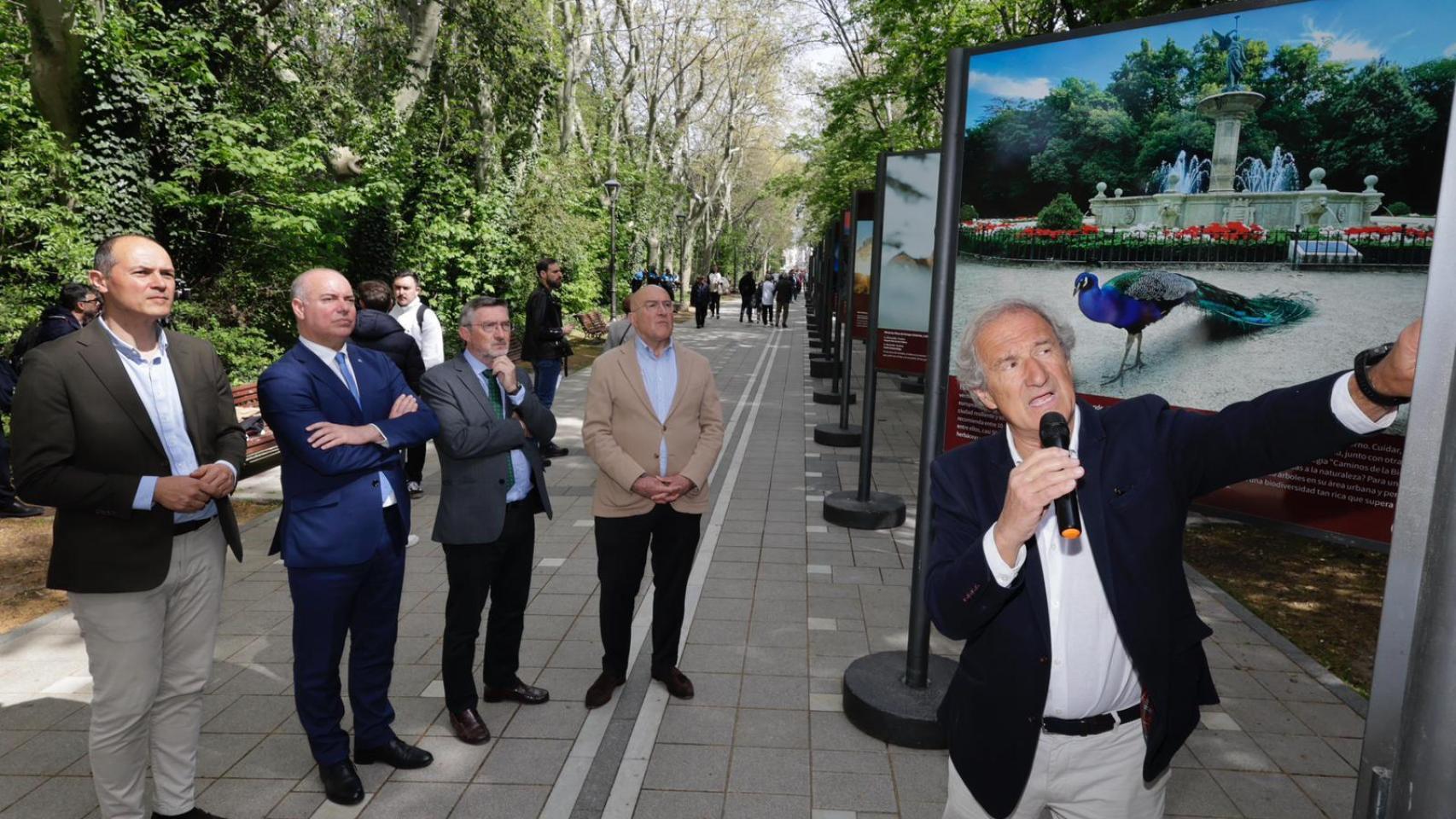 El comisario de la exposición de parques nacionales en el Campo Grande explica a Jesús Julio Carnero, José Ángel Arranz, Marcos Lama y Alejandro García Pellitero las imágenes de la muestra