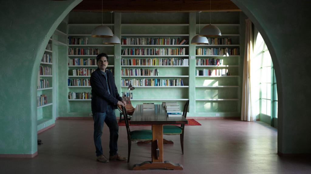 Pablo Maurette, director de la biblioteca y premio Herralde de Novela 2025, en una sala de la biblioteca.