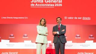 La consejera delegada de Línea Directa, Patricia Ayuela y Pablo González, secretario general de Línea Directa.