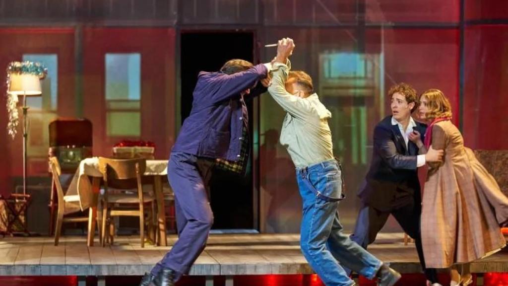 José Luis García-Pérez, Rodrigo Poisón, Pablo Béjar and Ana Garcés in a scene from 'Panorama desde el puente'. Photo: Gerardo Sanz