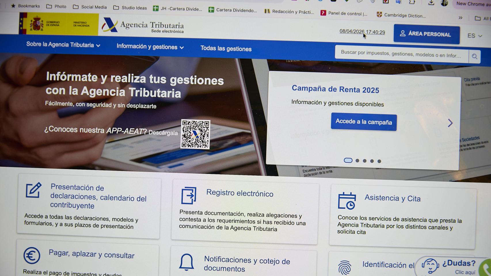 Una persona hace el borrador de su declaración de la renta. Europa Press / Jesús Hellín