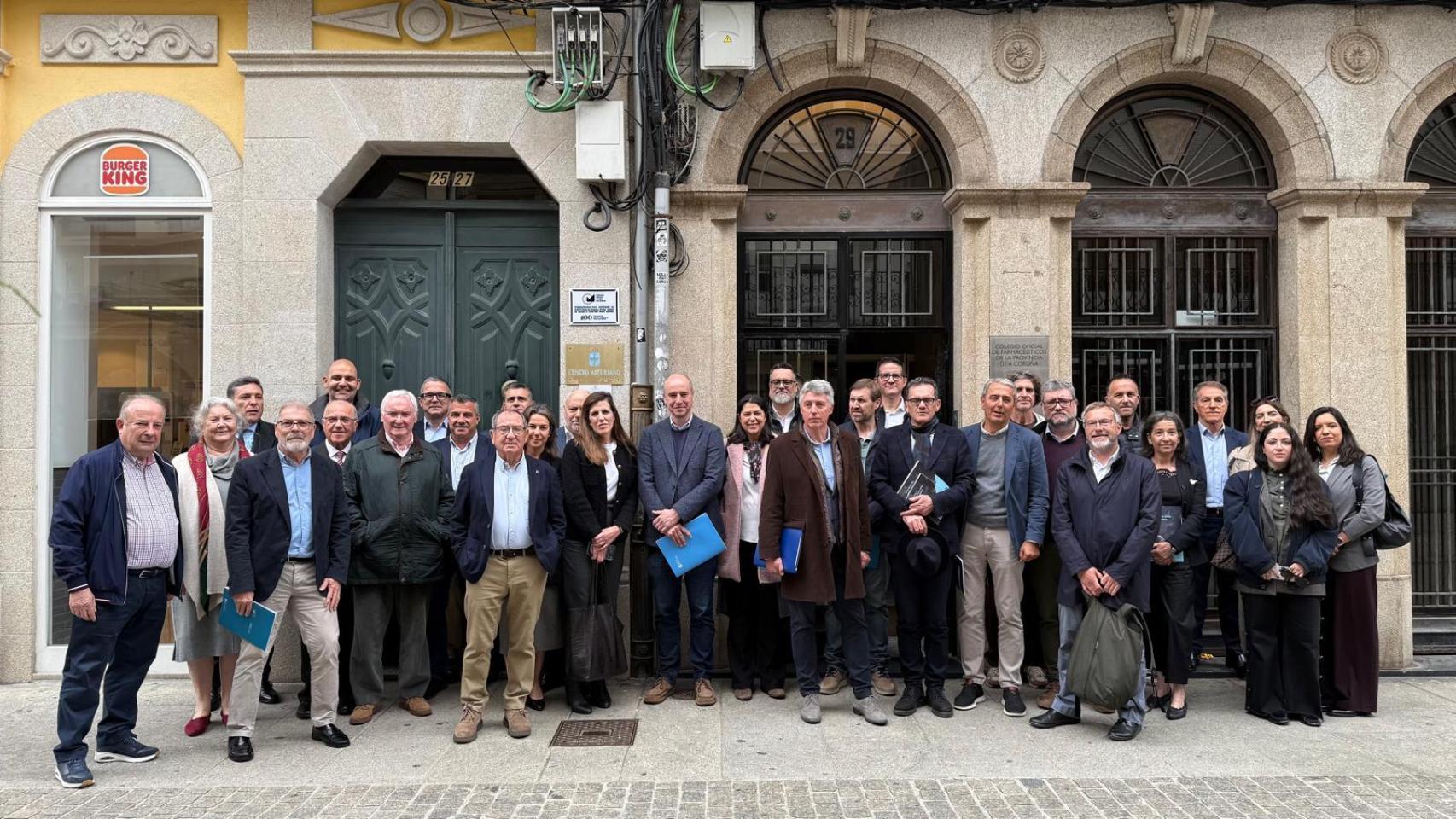 Autoridades, miembros de la Cámara Oficial Mineira y asistentes posan junto a la placa conmemorativa instalada en su primera sede